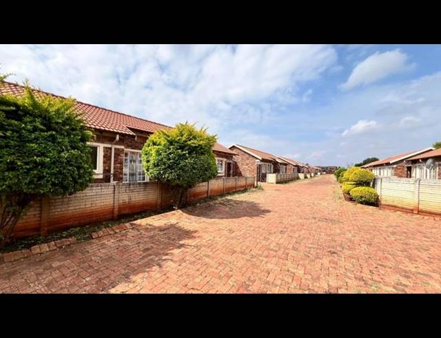 2 BEDROOM TOWNHOUSE FOR SALE IN THE ORCHARDS